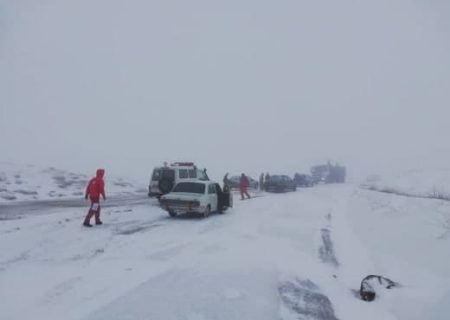 ۵۵ خودروی سواری گرفتار شده در جاده های چالدران ، از برف و کولاک نجات یافتند