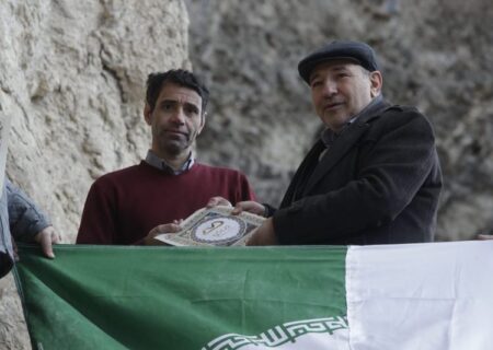 پرچم مقدس ایران بر فراز بزرگترین کلاهک سنگی کشور به اهتزاز درآمد