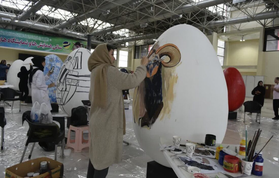 اولین جشنواره رنگ آمیزی تخم مرغ های غول پیکر در سالن نمایشگاه منطقه آزاد ماکو آغاز شد