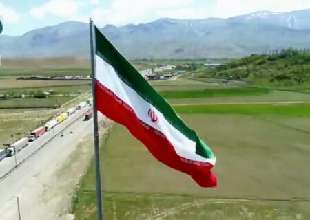 اهتزاز پرچم پرافتخار ایران در جای جای منطقه آزاد ماکو به مناسبت روز جمهوری اسلامی