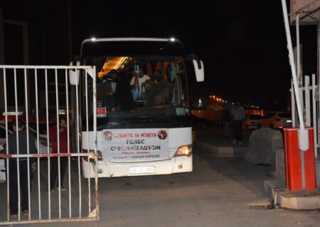 کاروان زائرین ترکیه‌ای اربعین بازمانده در مسیر بازگشت توسط سپاه ماکو کمک رسانی شد