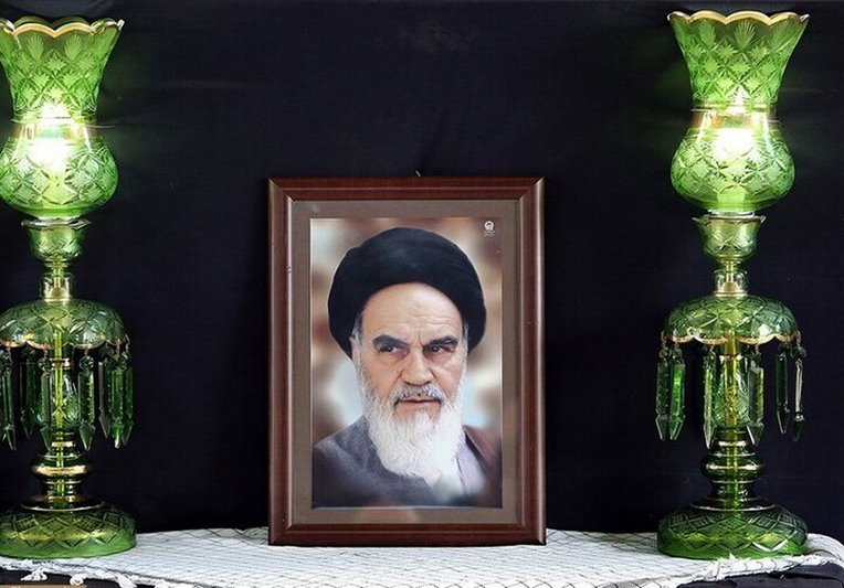 بازگشت به مکتب امام راه نجات کشور است