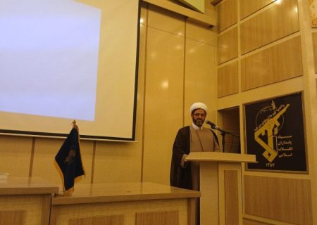 ملت ایران با وحدت مقابل دشمن ایستاده است