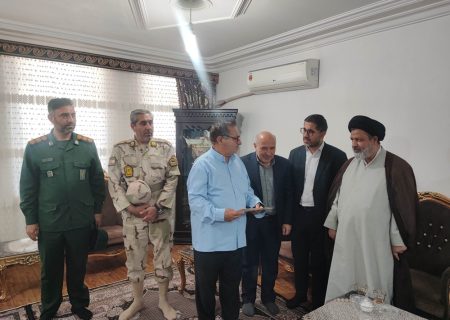 تجلیل مسئولان ماکو از خانواده شهید آخوندزاده و جانباز ۷۰ درصد