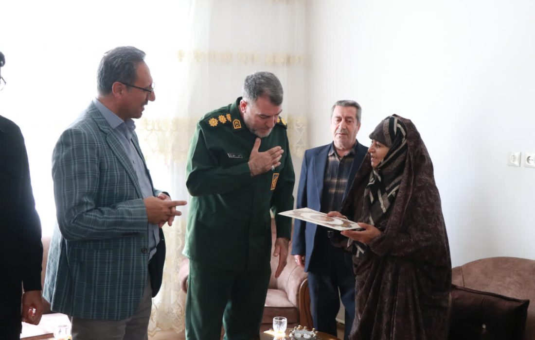 مسئولان ماکو از خانواده شهید دانشآموز تجلیل کردند