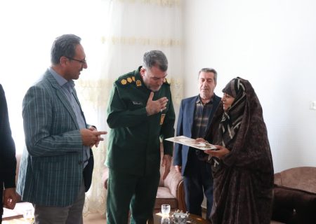 مسئولان ماکو از خانواده شهید دانش‌آموز تجلیل کردند